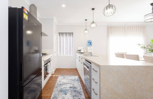 Byford House | Spacious 4BR Family Home Pool with Spa & BBQ