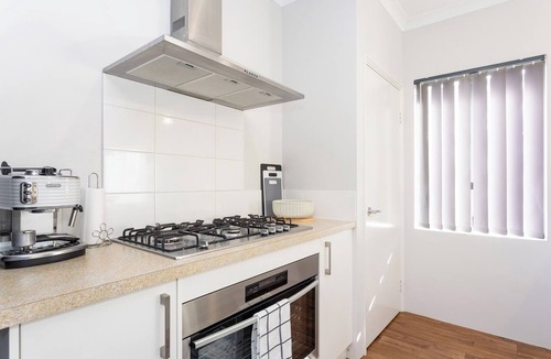 Byford House | Spacious 4BR Family Home Pool with Spa & BBQ