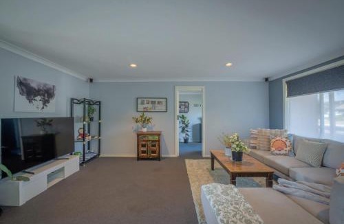 Riverside House | Spacious 4BR Family Home - BBQ Fast WiFi 6min to Launceston CBD