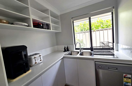 Success House | Spacious 4BR Home | Near Murdoch & Freo