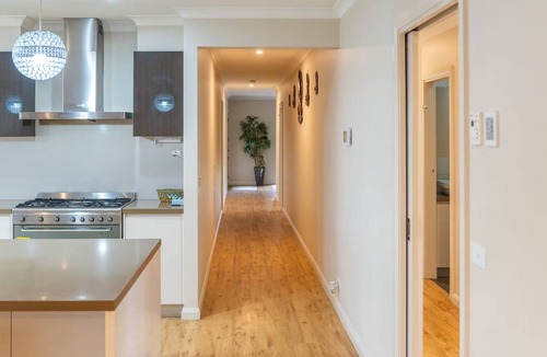 Alfredton House | Spacious 4BR House by 24/7 Café & IGA in Ballarat