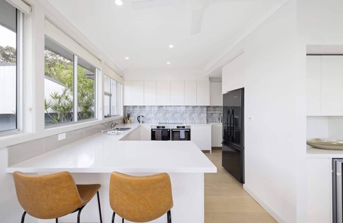 Whale Beach House | Spacious 5-Bed Beach House with Ocean View