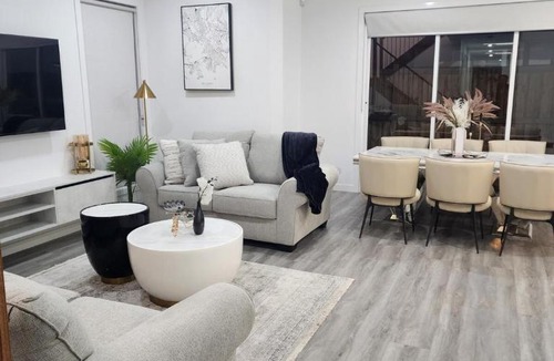 Konagaderra House | Spacious 5 Bedroom Family Retreat Near Melbourne