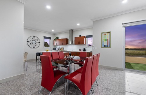 Bulla House | Spacious 5-Bedroom Home Near Melbourne Airport & Calder Park