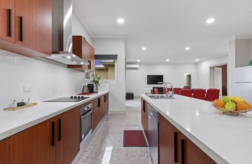 Bulla House | Spacious 5-Bedroom Home Near Melbourne Airport & Calder Park