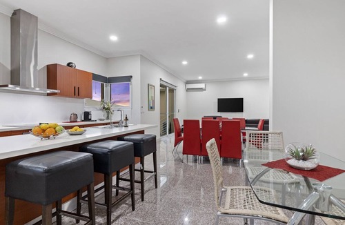 Bulla House | Spacious 5-Bedroom Home Near Melbourne Airport & Calder Park