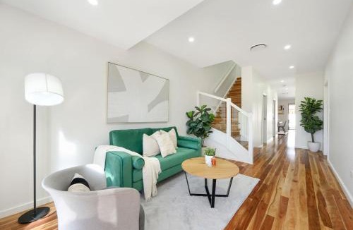 Canley Heights House | Spacious 5BR Duplex in Heart of Canley Heights