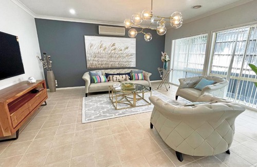 Hallam House | Spacious 5BR House in Hallam near Bunjil Place