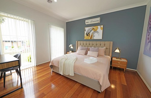 Hallam House | Spacious 5BR House in Hallam near Bunjil Place