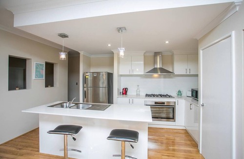 Alkimos House | Spacious Alkimos House, 4 Bedrooms, Private Entrance, Ocean Proximity