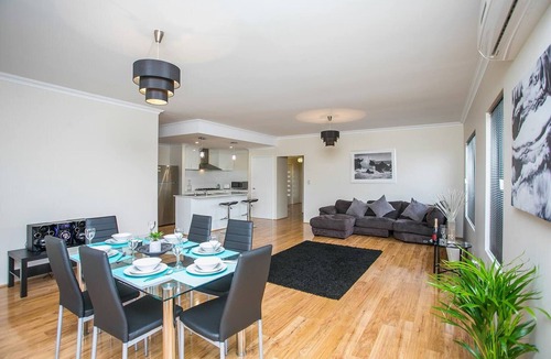 Alkimos House | Spacious Alkimos House, 4 Bedrooms, Private Entrance, Ocean Proximity