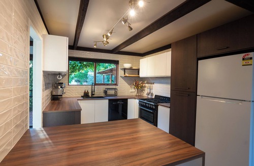 Armidale House | Spacious and Central 5 bedroom Home