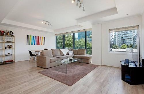 South Melbourne Apartment | Spacious apartment minutes from the CBD