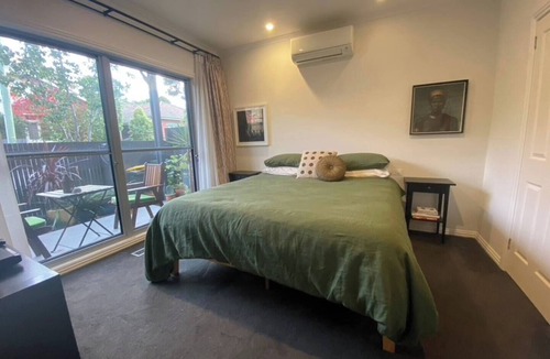 Elwood House | Spacious Bayside Elwood Home. Walk to the beach, the botanical gardens, cafes.