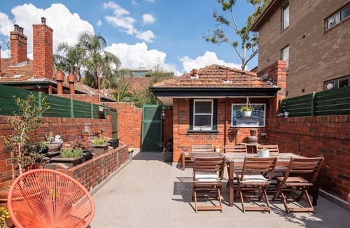St Kilda West Condo | Spacious beachside apartment with garden terrace
