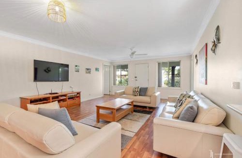 Broulee House | Spacious Broulee Retreat Near Beach
