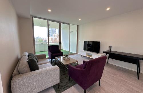 Mascot Apartment | Spacious City View 3BR Loft Apartment , 2 Parking Spots