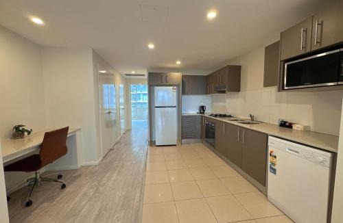 Mascot Apartment | Spacious City View 3BR Loft Apartment , 2 Parking Spots
