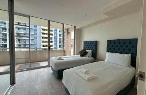 Mascot Apartment | Spacious City View 3BR Loft Apartment , 2 Parking Spots