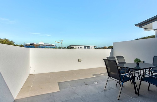 Mount Gravatt East Apartment | Spacious Family 3BR Top-Floor Stay | Views, 2-Car Parking & EV-Friendly