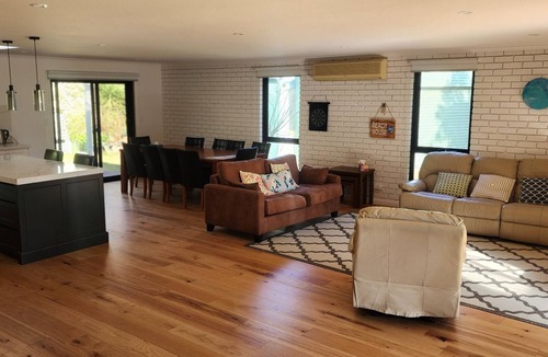 Cowes House | Spacious Family Friendly Beach House With outdoor Bbq and jacuzzi free Wifi