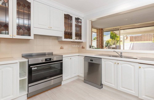 Forster House | Spacious family getaway in style on a quiet street at 32 Daphne Street.