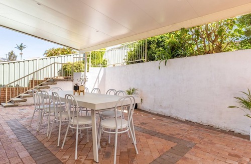 Forster House | Spacious family getaway in style on a quiet street at 32 Daphne Street.