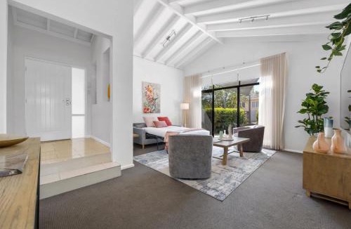 West Leederville House | Spacious Family Getaway in West Leederville