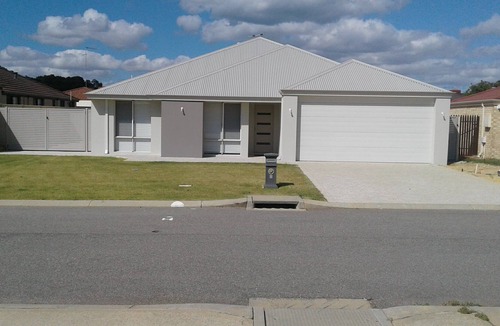 Dawesville House | Spacious family home,5 minutes walk to beach