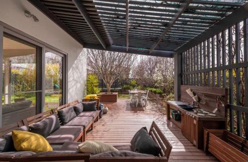 Wright House | Spacious Family Home Near Mt. Stromlo