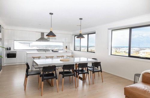 Torquay House | Spacious family home with pool and ocean views