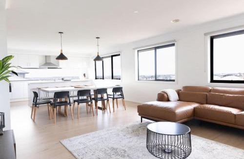 Torquay House | Spacious family home with pool and ocean views