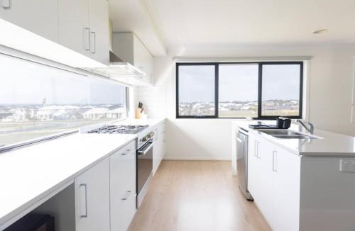 Torquay House | Spacious family home with pool and ocean views