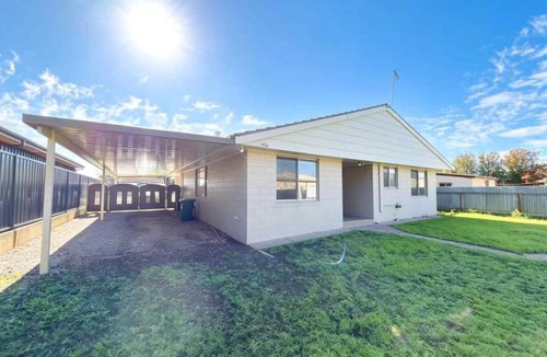 Dubbo House | Spacious Family & Pet-Friendly Home Large Backyard