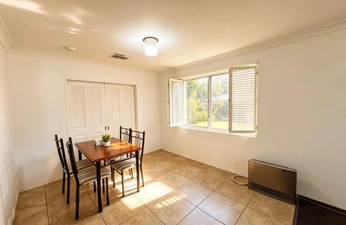 Dubbo House | Spacious Family & Pet-Friendly Home Large Backyard
