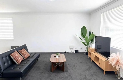 Dubbo House | Spacious Family & Pet-Friendly Home Large Backyard