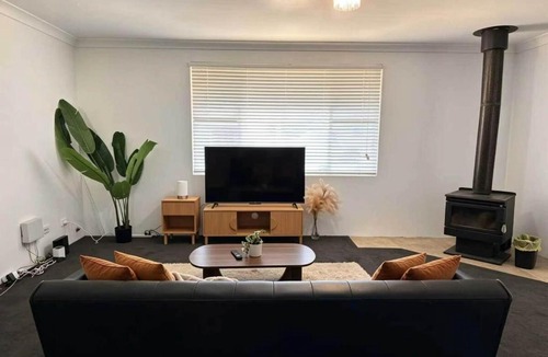 Dubbo House | Spacious Family & Pet-Friendly Home Large Backyard