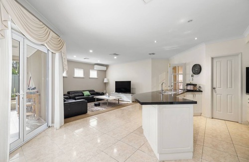 Canning Vale House | Spacious Family Stay w/Outdoor Patio & AC