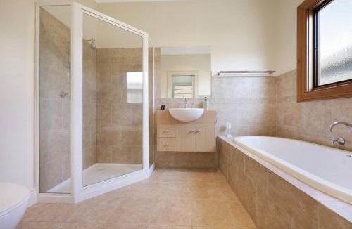 Warrnambool House | Spacious four bedroom central house sleeps 8