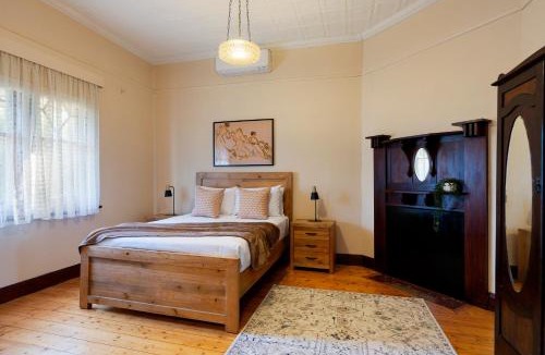 Castlemaine House | Spacious Goldfields Retreat - Central & Charming