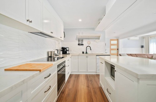 Shailer Park House | Spacious Home, Pool, Sauna fits 10ppl