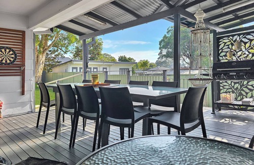 Berkeley Vale House | Spacious Home w Secure Yard + Entertaining Deck + Fire Pit ~ Wi-Fi