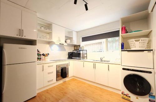 Highett House | Spacious King Room 8 with Full Kitchen & Free Parking