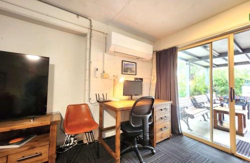 Highett House | Spacious King Room 8 with Full Kitchen & Free Parking