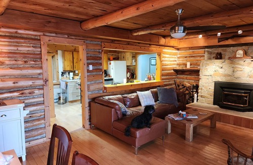 Coboconk Cottage | Spacious Log Cabin for Fall Getaway!