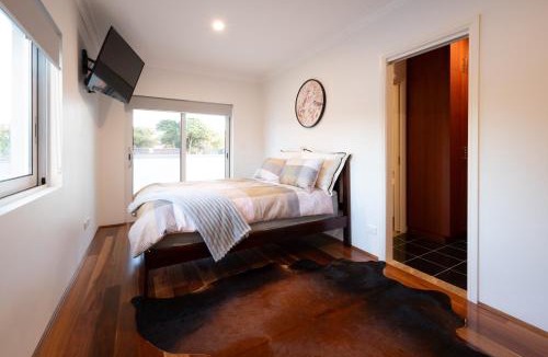 Eastlakes House | Spacious Luxury Home Near Sydney Airport, CBD & Beaches