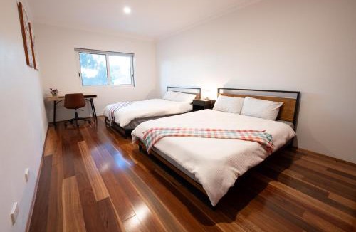 Eastlakes House | Spacious Luxury Home Near Sydney Airport, CBD & Beaches