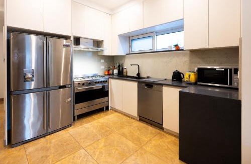 Eastlakes House | Spacious Luxury Home Near Sydney Airport, CBD & Beaches