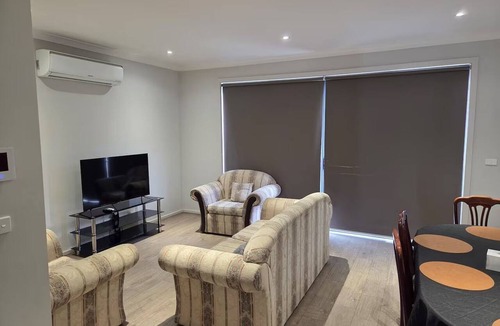 Altona Meadows House | Spacious n comfortable modern family home near Train Station with free wifi
