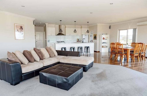 Port Campbell House | Spacious Ocean & Valley Views Villa near 12 Apostles